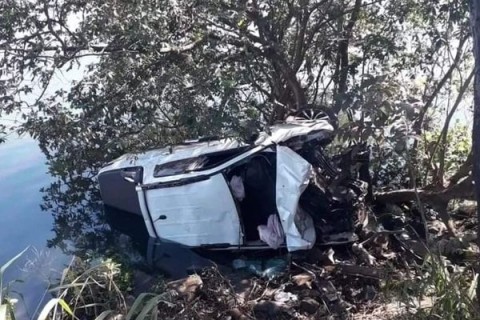 Grave acidente: Motorista luta pela vida após carro cair no Rio Grande após colisão com árvore