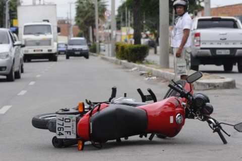 Acidente na MG 255 deixa motociclista e passageira feridos em Itapagipe