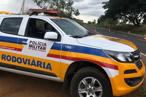 Capotamento na MG-427: Motorista é Detido por Dirigir Sob Influência de Álcool e Sem Habilitação