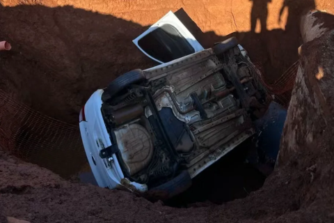Motorista desrespeita sinalização e carro cai em vala em Uberlândia