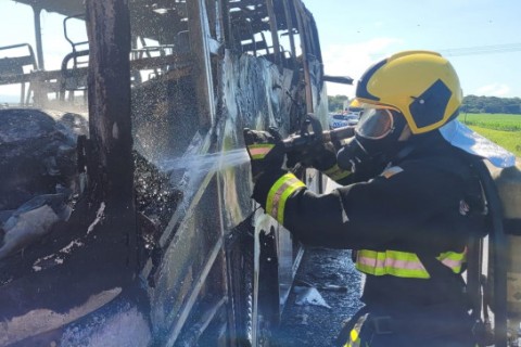 Ônibus da Empresa Cutrale Pega Fogo Durante a Madrugada em Planura