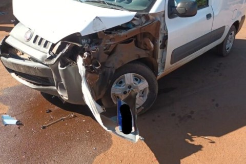 Carro de entrega e van da Prefeitura de Pirajuba se envolvem em acidente